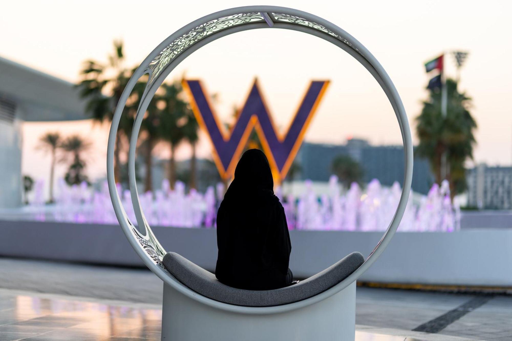Отель W Abu Dhabi - Yas Island Экстерьер фото A woman in an abaya in Abu Dhabi